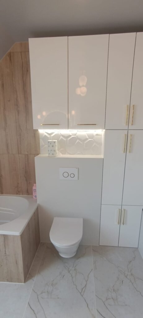 Łazienka na poddaszu — zabudowa WC